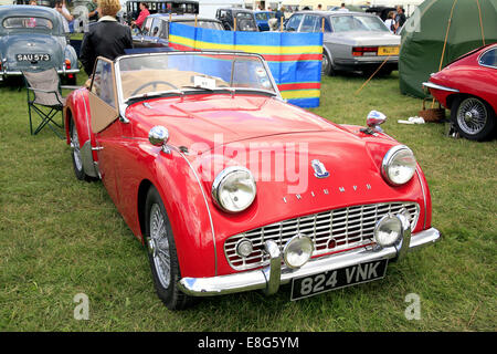 Un Classico annata 1959 Triumph TR3una vettura sportiva in esposizione al vapore Cromford Rally, Tansley vicino a Matlock, Derbyshire, Inghilterra Foto Stock