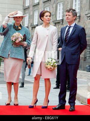 Copenhagen, Danimarca. Il 7 ottobre, 2014. La Principessa danese Benedikte (L-R), la Principessa Maria e il Principe ereditario Frederik partecipare all'apertura del parlamento a Copenhagen, in Danimarca, 7 ottobre 2014. Foto: Patrick van Katwijk/PAESI BASSI E LA FRANCIA NESSUN SERVIZIO DI FILO/dpa/Alamy Live News Foto Stock