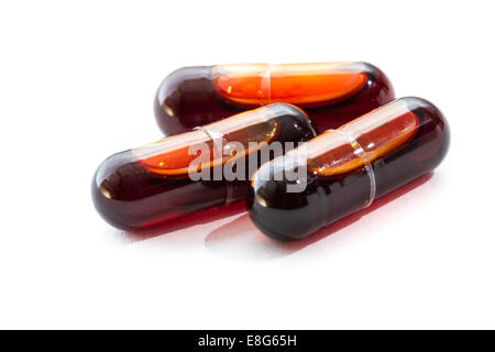 Close up di olio di krill capsule isolato su uno sfondo bianco Foto Stock
