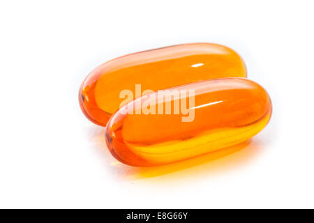 Close up di olio di salmone capsule isolato su uno sfondo bianco Foto Stock