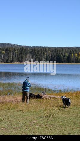 Senior Citizen e il suo cane per escursioni nelle montagne del New Mexico - USA Foto Stock