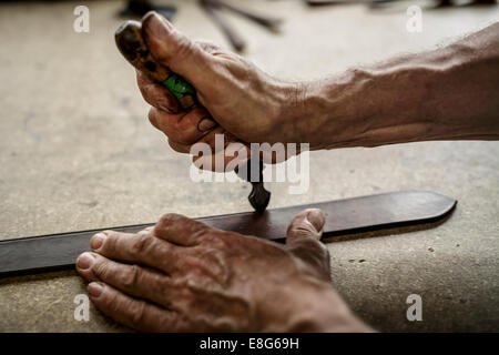 Cinghie in pelle cucita a mano da parte di un maestro inglese Saddler Foto Stock