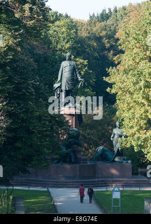 Statua del XIX secolo il Cancelliere tedesco Otto von Bismarck, il parco Tiergarten di Berlino Foto Stock