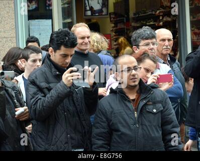 Ex Springboks rugby legend Francois Pienaar spotted check-out Mutefish musicista di strada di Grafton Street prima di un incontro con gli ex Irish Rugby player Hugo MacNeill per una chat al Red Rose Cafe... Dotato di: Francois Pienaar dove: Dublino, Irlanda quando: 04 Apr 2014 Foto Stock