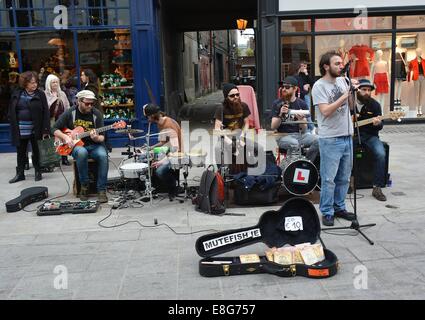 Ex Springboks rugby legend Francois Pienaar spotted check-out Mutefish musicista di strada di Grafton Street prima di un incontro con gli ex Irish Rugby player Hugo MacNeill per una chat al Red Rose Cafe... Dotato di: Mutefish dove: Dublino, Irlanda quando: 04 Apr 2014 Foto Stock