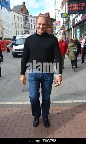 Ex Springboks rugby legend Francois Pienaar spotted check-out Mutefish musicista di strada di Grafton Street prima di un incontro con gli ex Irish Rugby player Hugo MacNeill per una chat al Red Rose Cafe... Dotato di: Francois Pienaar dove: Dublino, Irlanda quando: 04 Apr 2014 Foto Stock