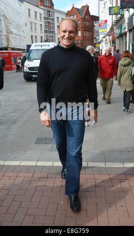 Ex Springboks rugby legend Francois Pienaar spotted check-out Mutefish musicista di strada di Grafton Street prima di un incontro con gli ex Irish Rugby player Hugo MacNeill per una chat al Red Rose Cafe... Dotato di: Francois Pienaar dove: Dublino, Irlanda quando: 04 Apr 2014 Foto Stock