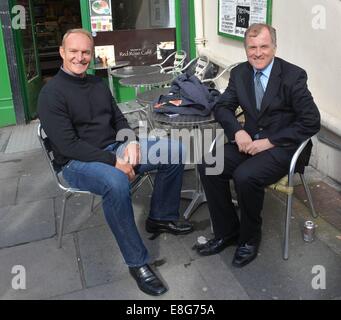 Ex Springboks rugby legend Francois Pienaar spotted check-out Mutefish musicista di strada di Grafton Street prima di un incontro con gli ex Irish Rugby player Hugo MacNeill per una chat al Red Rose Cafe... Dotato di: Francois Pienaar,Hugo MacNeill dove: Dublino, Irlanda quando: 04 Apr 2014 Foto Stock