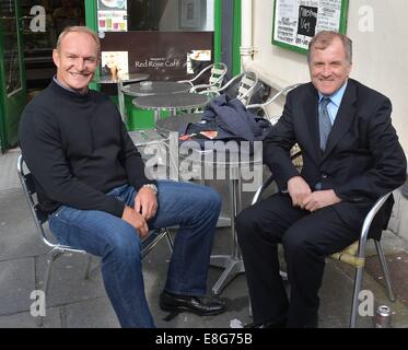 Ex Springboks rugby legend Francois Pienaar spotted check-out Mutefish musicista di strada di Grafton Street prima di un incontro con gli ex Irish Rugby player Hugo MacNeill per una chat al Red Rose Cafe... Dotato di: Francois Pienaar,Hugo MacNeill dove: Dublino, Irlanda quando: 04 Apr 2014 Foto Stock