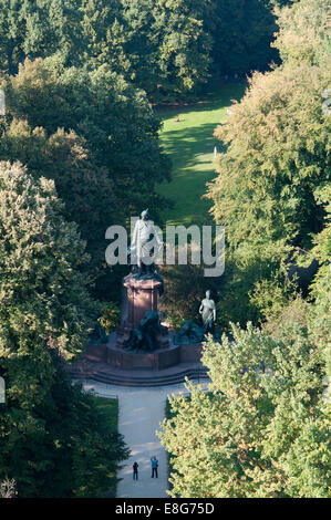 Statua del XIX secolo il Cancelliere tedesco Otto von Bismarck, il parco Tiergarten di Berlino Foto Stock