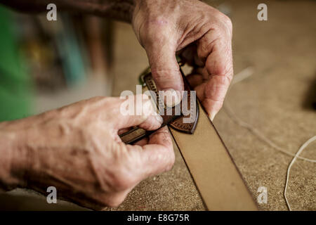 Cinghie in pelle cucita a mano da parte di un maestro inglese Saddler Foto Stock