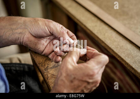 Cinghie in pelle cucita a mano da parte di un maestro inglese Saddler Foto Stock