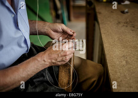 Cinghie in pelle cucita a mano da parte di un maestro inglese Saddler Foto Stock