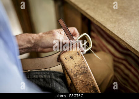 Cinghie in pelle cucita a mano da parte di un maestro inglese Saddler Foto Stock