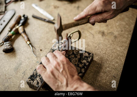 Cinghie in pelle cucita a mano da parte di un maestro inglese Saddler Foto Stock