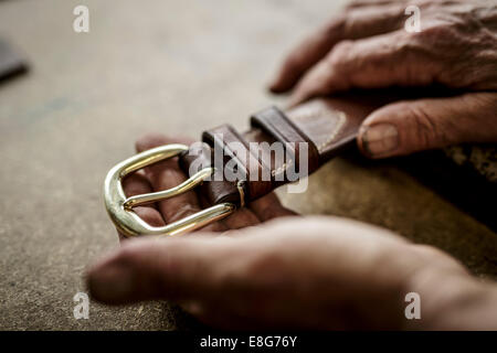 Cinghie in pelle cucita a mano da parte di un maestro inglese Saddler Foto Stock