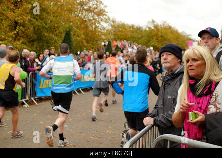 Spettatori incoraggiare corridori della maratona avvicinando al traguardo a Glasgow Green durante il Grande scozzese eseguito su 5 Ottobre Foto Stock