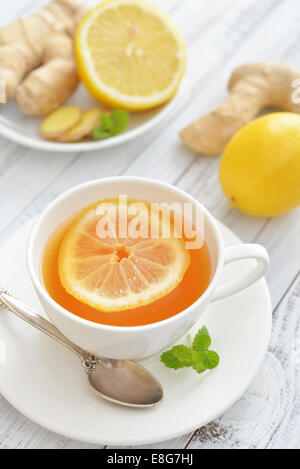 Il tè allo zenzero con il limone e il tè alla menta sullo sfondo di legno Foto Stock