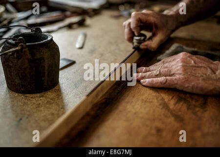 Cinghie in pelle cucita a mano da parte di un maestro inglese Saddler Foto Stock