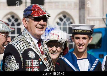 Perlacea re e regine noto come pearlies London Inghilterra England Foto Stock