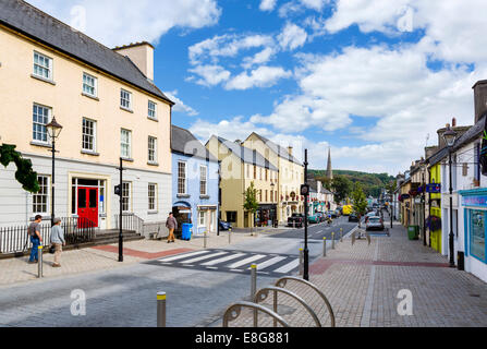 James Street nel centro della città, a Westport, nella contea di Mayo, Repubblica di Irlanda Foto Stock