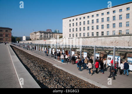 Topografia del Terrore Museo sul sito della ex SS e quartier generale della Gestapo, tratto del muro di Berlino Foto Stock