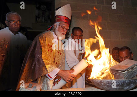 JOSEPH COUTTS, Arcivescovo della diocesi cattolica romana di Karachi, Pakistan. Illuminazione il cero pasquale durante la Veglia Pasquale Foto Stock