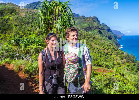 Gli escursionisti con il bambino sul Kalalau Trail in Kauai Foto Stock