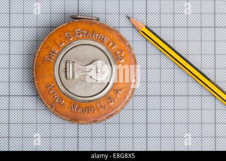 Geometra nastro di misurazione o una regola fatta da L. S. Starrett, Athol, Massachusetts, U.S.A. Foto Stock