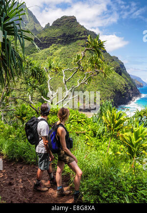 Gli escursionisti sul Kalalau Trail su Kauai, con scorcio della spiaggia di Hanakapiai Foto Stock