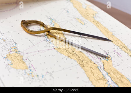 Coppia di bussole per la navigazione su un mare mappa con bassa profondità di campo Foto Stock