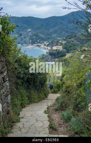 Monterosso al Mare, Cinque Terre, la regione Liguria, Italia, come visto dal sentiero costiero a Vernazza. Foto Stock