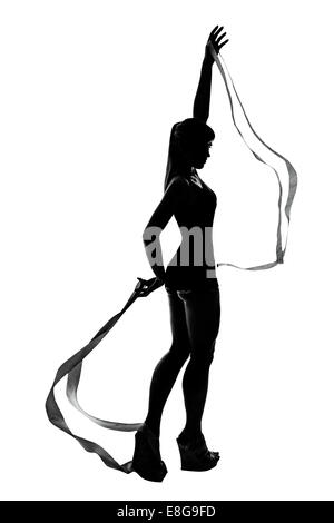 Slim silhouette esercitando ginnasta con nastri isolati su sfondo bianco Foto Stock