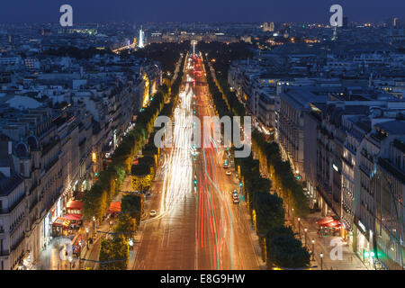 Champs Elysees dal crepuscolo, Parigi, Ile de France, Francia. Foto Stock