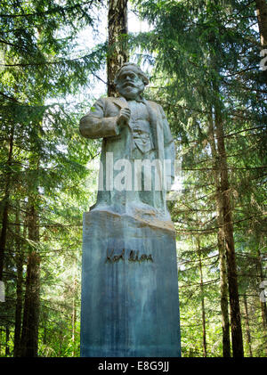 Una statua di Karl Marx sorge in Grutas Park, vicino Alytus, Lituania Foto Stock