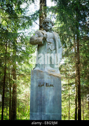 Una statua di Karl Marx sorge in Grutas Park, vicino Alytus, Lituania Foto Stock