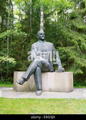 Una statua di Vladimir Lenin sorge in Grutas Park, vicino Alytus, Lituania Foto Stock