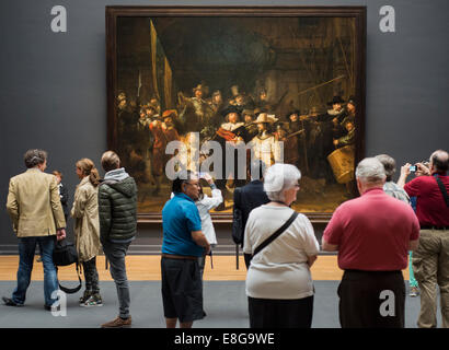 Per i visitatori in cerca di Rembrandt La ronda di notte nel Rijksmuseum Amsterdam, Paesi Bassi Foto Stock