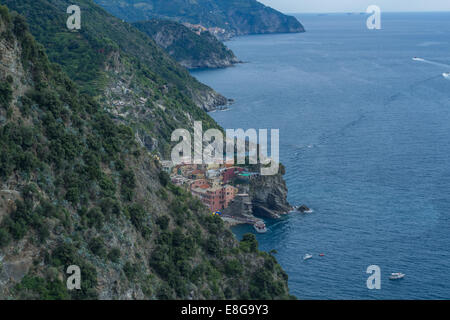 Cinque Terre come visto dal sentiero costiero guardando ad est verso il bordo di Vernazza solo in vista. Foto Stock