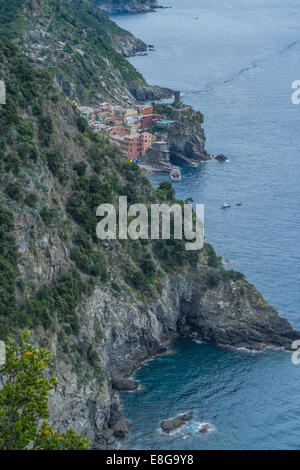 Cinque Terre come visto dal sentiero costiero guardando ad est verso il bordo di Vernazza solo in vista. Foto Stock