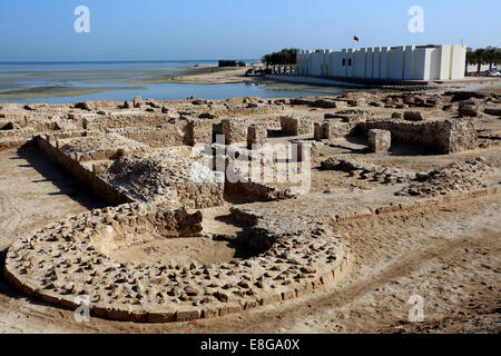 Bahrain Fort museo con gli scavi di Dilmun-ser rovine davanti, Regno del Bahrein Foto Stock