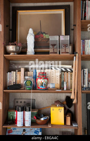 Libro di legno scaffali in una casa giapponese Foto Stock