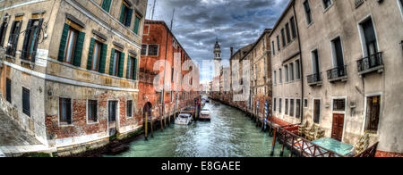 HDR immagine panoramica di un canale laterale off il Grand Canal, Venezia. Foto Stock