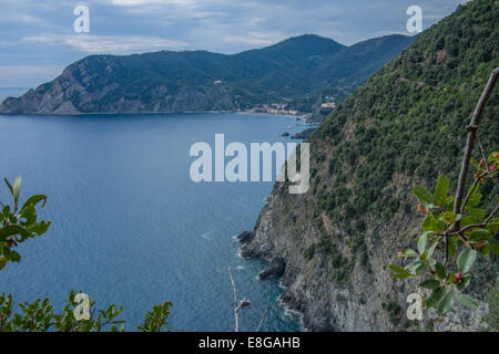 Cinque Terre come visto dal sentiero costiero guardando ad ovest verso Monterosso al Mare. Foto Stock