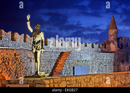 La statua di Miguel de Cervantes al vecchio porto veneziano di Nafpaktos (Lepanto), Aitoloakarnania, Grecia. Foto Stock