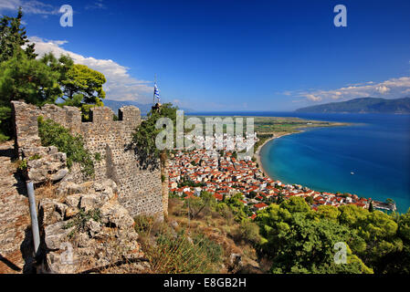 Vista panoramica di Nafpaktos (Lepanto) città dal suo castello. Aitoloakarnania, Grecia. Foto Stock