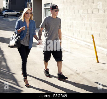 Hollywood, California, USA. 6 Ottobre, 2014. Il Regno Unito di Boy Band Rixton camminato il vicolo dietro Jimmy Kimmel Live! Lunedì pomeriggio come si sono preparati a svolgere in scena nel pomeriggio. La band, alcune passeggiate con la fidanzata compagni, aveva una risata come sono venuto attraverso una strada di Hollywood attore vestito come Spiderman. Credito: David Bro/ZUMA filo/Alamy Live News Foto Stock