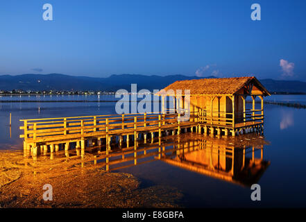 Stilt tradizionale baita (chiamato 'Pelada" dalla gente del posto), laguna di messologhi, Aitoloakarnania, Grecia. Foto Stock