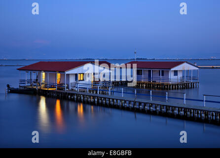 Stilt tradizionali baite (chiamato 'Peladas' dalla gente del posto), laguna di messologhi, Aitoloakarnania, Grecia. Foto Stock