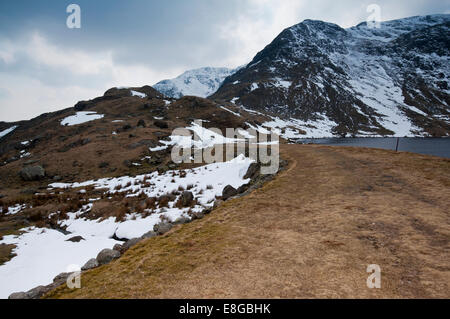 La parete della diga di leve del serbatoio d'acqua nel Parco Nazionale del Distretto dei Laghi. Mentre il circostante fells hanno ancora la neve sul loro Foto Stock